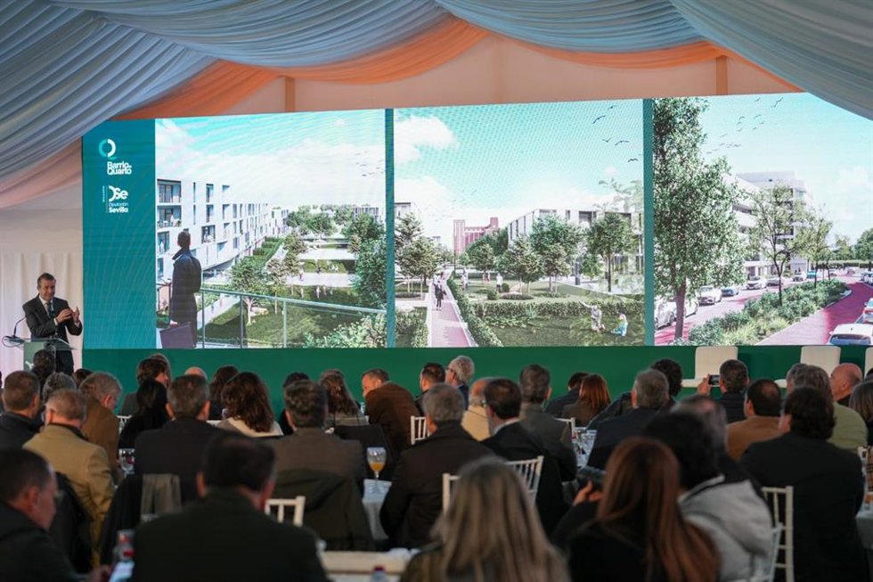 El presidente de la Diputación, Javier Fernández, interviene en la presentación del proyecto Barrio de Quarto ante un centenar de invitados de diversos ámbitos sociales en una carpa instalada para la ocasión el patio del organismo provincial.