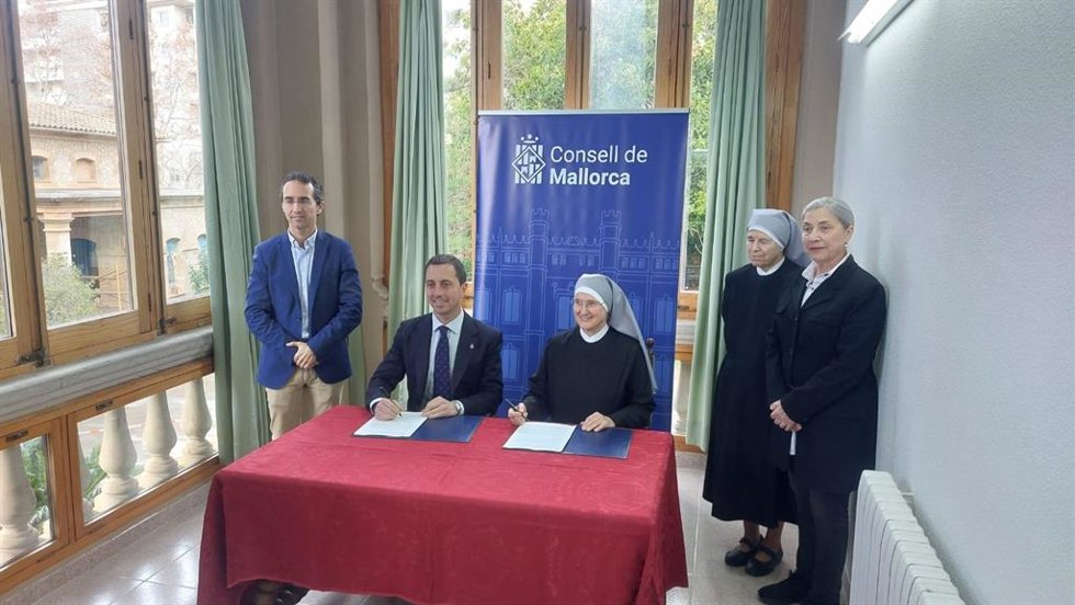 Firma del traspaso de la residencia de las Germanetes dels Pobres de Palma.