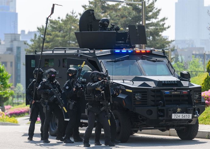 Archivo - Imagen de archivo de un grupo de policías de Corea del Sur.