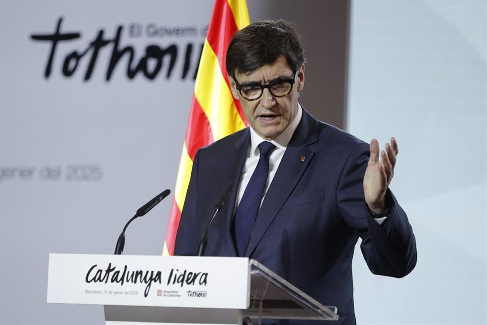 El presidente de la Generalitat de Cataluña, Salvador Illa, interviene durante una conferencia en el Paraninfo de la Escuela Industrial de Barcelona, a 31 de enero de 2025, en Barcelona, Cataluña (España). Durante la conferencia, Illa ha presentado su p