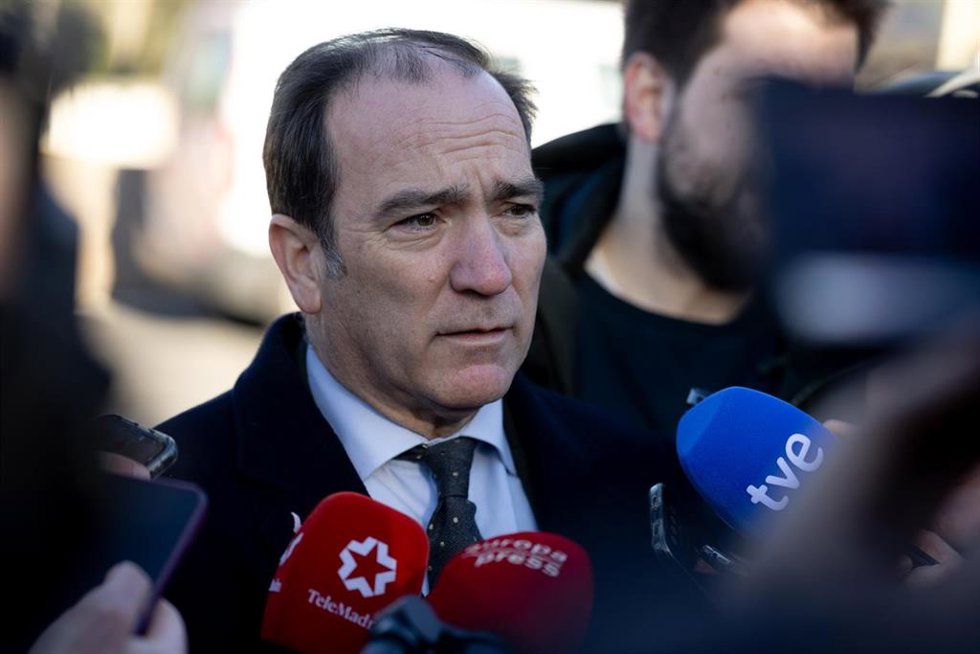 El delegado de Urbanismo, Medio Ambiente y Movilidad, Borja Carabante, atiende a los medios de comunicación durante su visita a las obras que se están ejecutando en la A-5