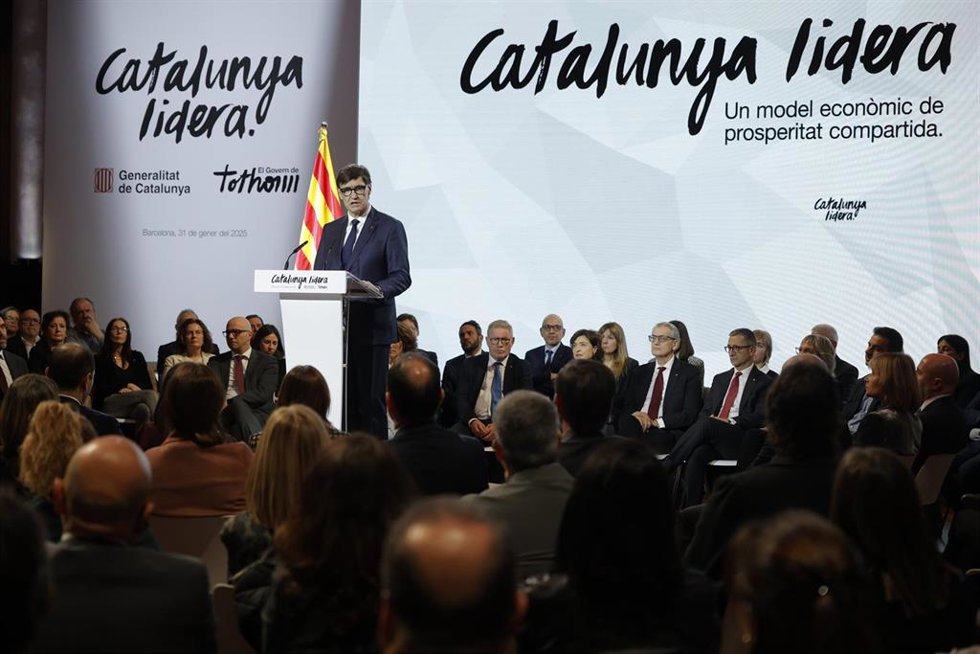 El presidente de la Generalitat de Cataluña, Salvador Illa, interviene durante una conferencia en el Paraninfo de la Escuela Industrial de Barcelona, a 31 de enero de 2025, en Barcelona, Cataluña (España). Durante la conferencia, Illa ha presentado su p