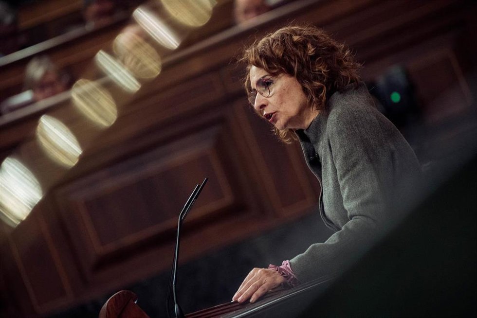 La vicepresidenta primera y ministra de Hacienda, María Jesús Montero, interviene durante una sesión plenaria extraordinaria, en el Congreso de los Diputados, a 22 de enero de 2025, en Madrid (España). (Foto de archivo).
