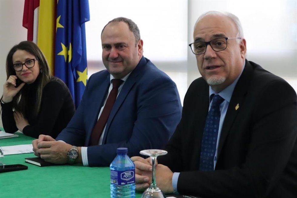 El consejero de de Agricultura Julián Martínez Lizán, junto al alcalde de Manzanares, Julián Nieva.