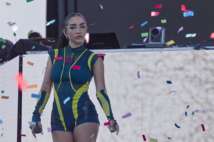 Archivo - La cantante María Becerra actúa durante la segunda jornada del Reggaeton Beach Festival 2024, a 21 de julio de 2024, en Madrid (España). El mayor Urban Beach Festival de Europa celebra una nueva edición en Madrid, lleno de novedades, zonas mejor