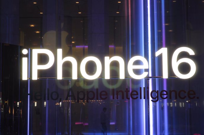 Archivo - 30 October 2024, US, New York: A sign advertising the new iPhone 16 pictured at the Apple store on Fifth Avenue in Manhattan. Photo: Jimin Kim/SOPA Images via ZUMA Press Wire/dpa