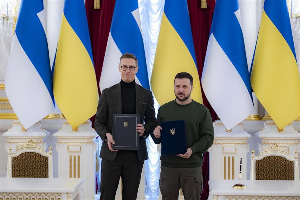 Archivo - Alexander Stubb, presidente de Finlandia, y su homólogo ucraniano, Volodimir Zelenski, en Kiev. 