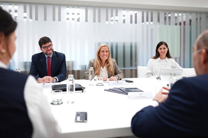 La consejera de Economía, Hacienda y Empleo de la Comunidad de Madrid, Rocío Albert, en un encuentro con el presidente de la Federación de Asociaciones de Trabajadores Autónomos de España (ATA), el 31 de enero de 2025, en Madrid.