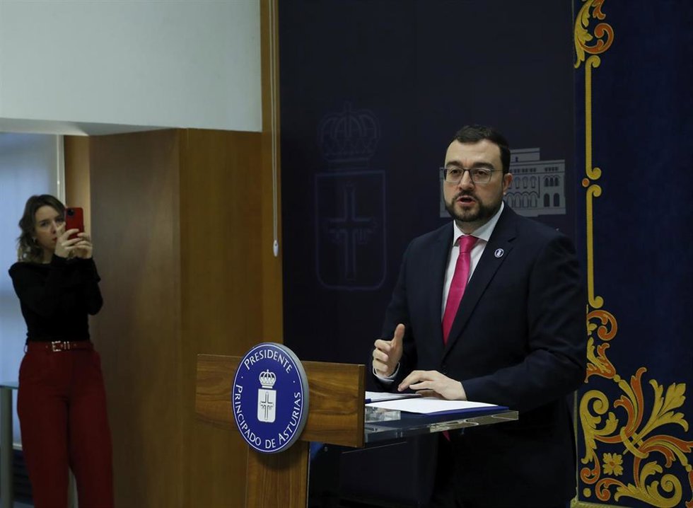 El presidente del Principado, Adrián Barbón, en rueda de prensa.