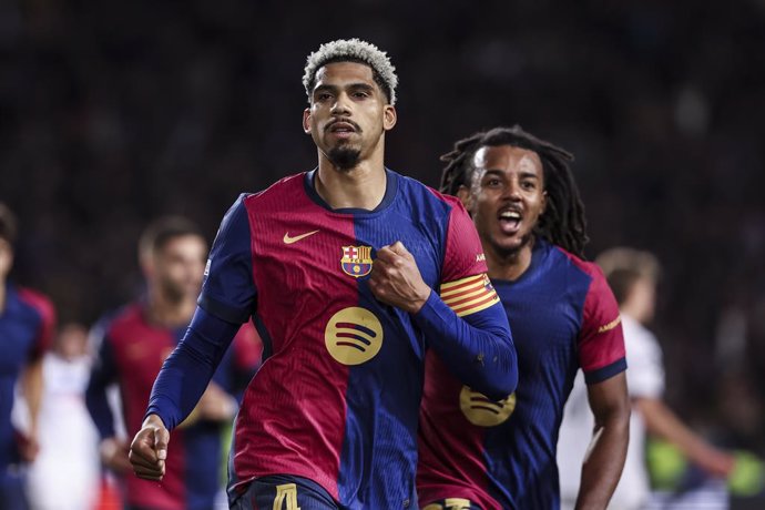 Ronald Araujo of FC Barcelona celebrates a goal during the UEFA Champions League 2024/25 League Phase MD8, match between FC Barcelona and Atalanta BC at Estadi Olimpic Lluis Companys on January 29, 2025 in Barcelona, Spain.