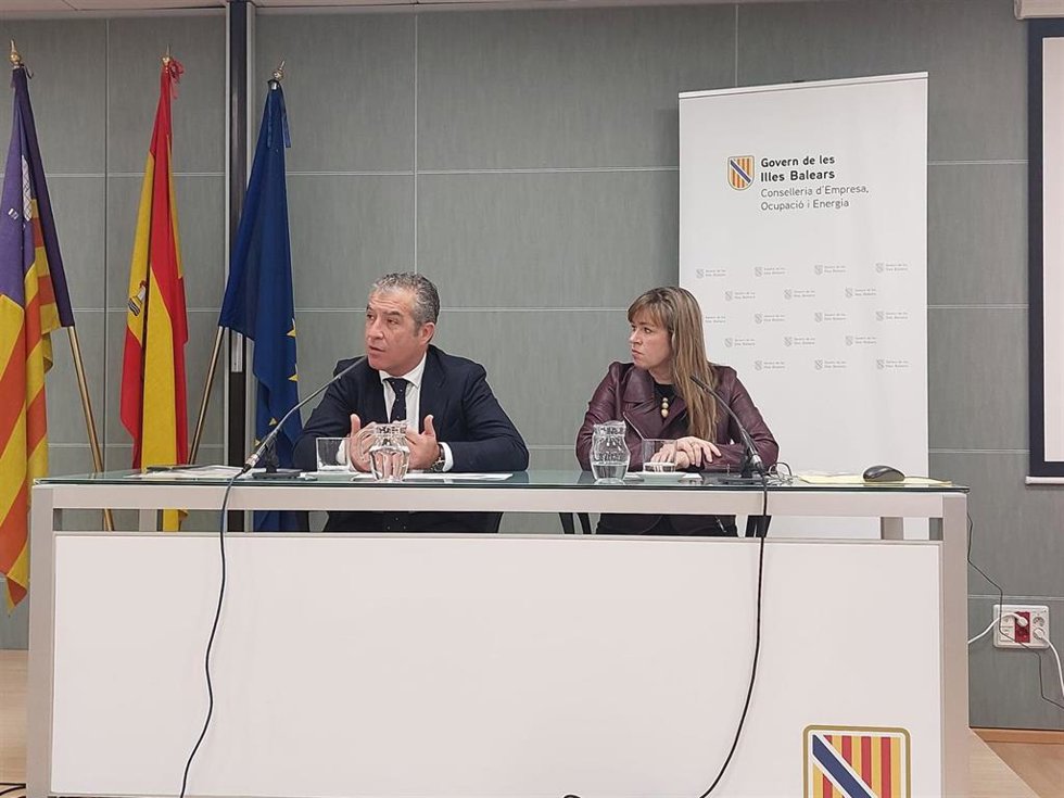 El director general de Empresa, Autónomos y Comercio, José Antonio Caldés, y la directora general de Economía y Estadística, Catalina Barceló, en rueda de prensa