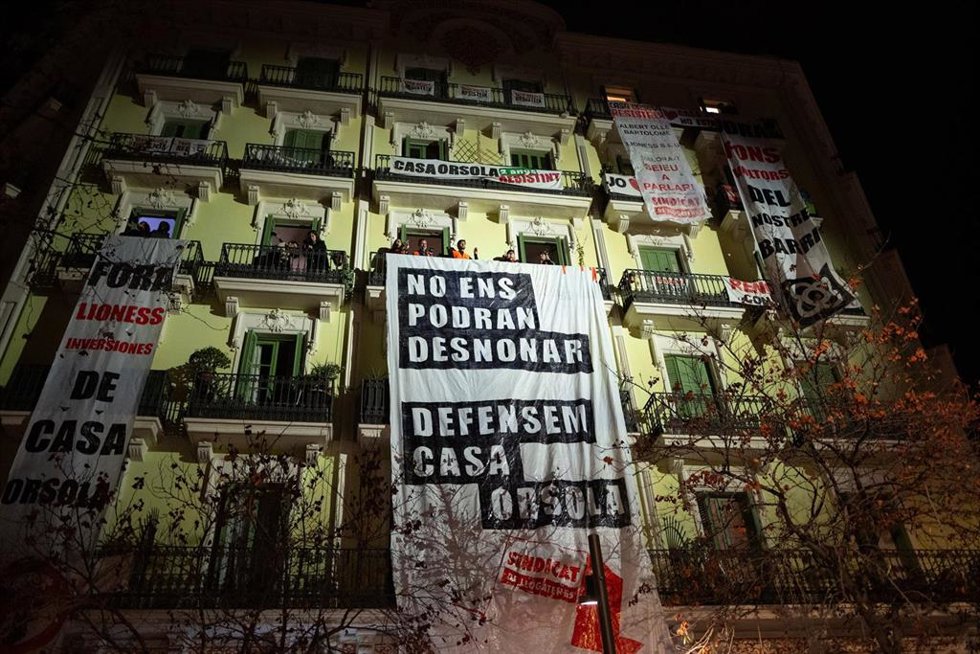 Fachada de la Casa Orsola, durante las actividades organizadas antes del desalojo previsto para mañana, a 30 de enero de 2025, en Barcelona, Catalunya (España). El Sindicat de Llogateres y muchas otras entidades de defensa del derecho a la vivienda enti
