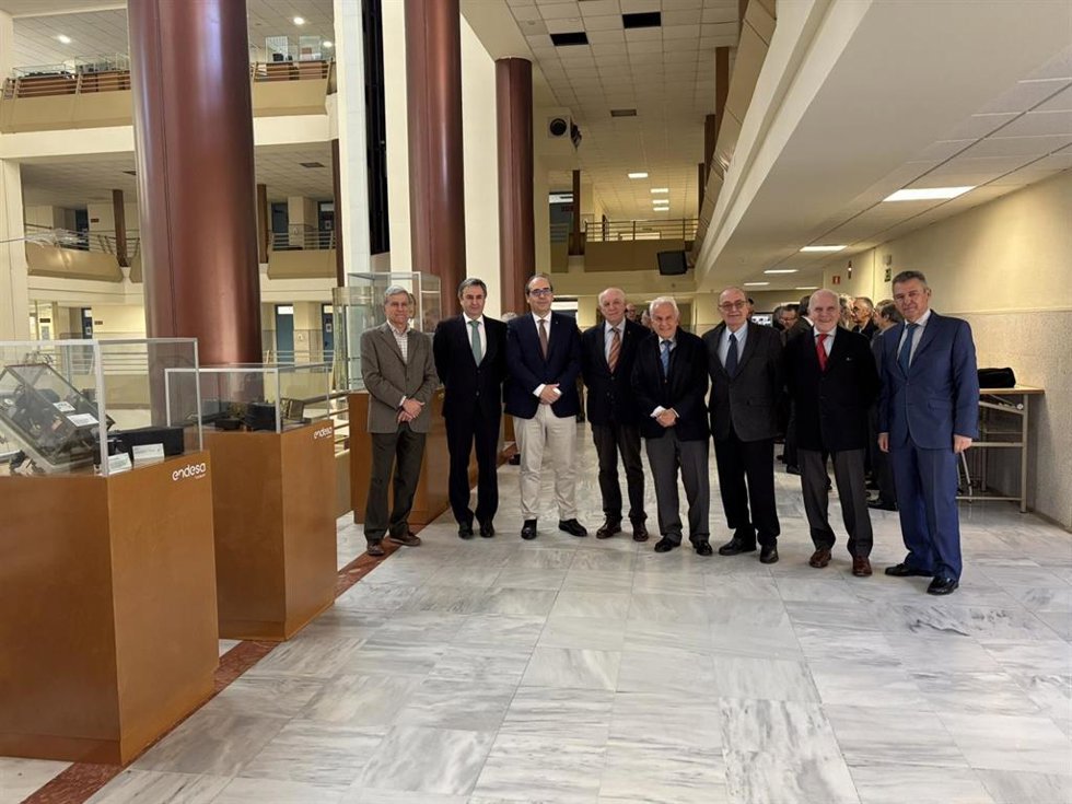 Foto de familia tras la inauguración de la muestra de Fundación Endesa en la ETSI sobre la evolución tecnológica en el sector en los últimos 100 años.
