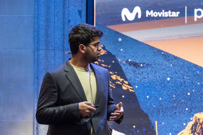 El director ejecutivo de Perplexity, Aravind Srinivas en el anuncio de su alianza con Telefónica para llevar Perplexity Pro a todos los usuarios de Movistar