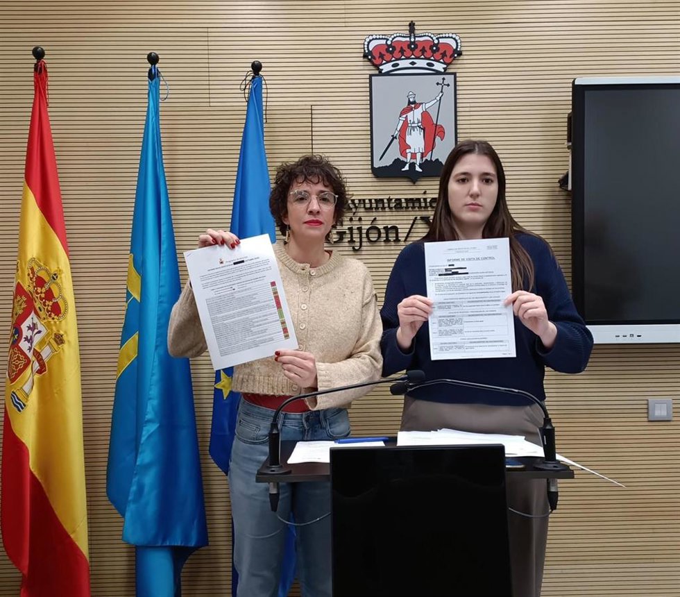 La concejala de IU - Más País - IAS en el Ayuntamiento de Gijón, Noelia Ordieres, y la portavoz de Podemos, Olaya Suárez, en rueda de prensa en el Consistorio gijonés.