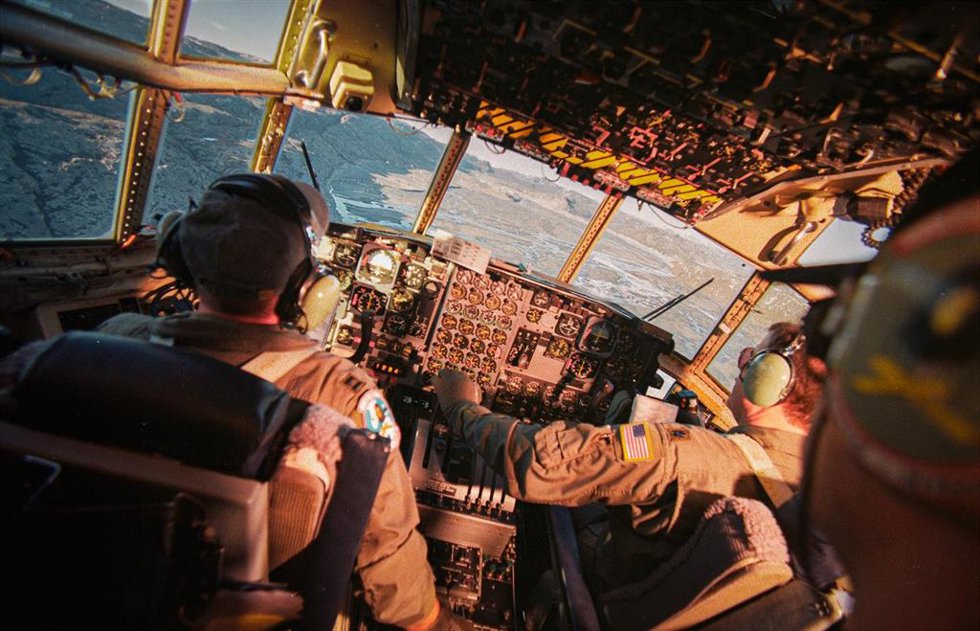 Pilotos estadounidenses en un C-130 sobre Groenlandia