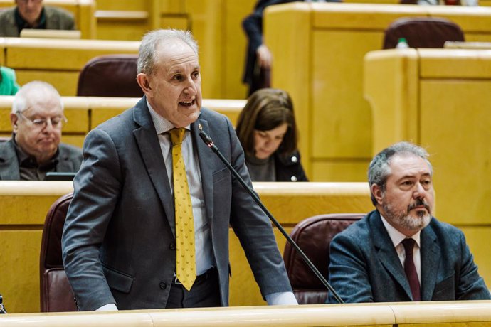 El senador del PSOE Alfonso Gil interviene durante una sesión plenaria extraordinaria, en el Senado, a 28 de enero de 2025, en Madrid (España).  El Senado celebra un pleno extraordinario para debatir y votar una moción del Partido Popular para instar al G