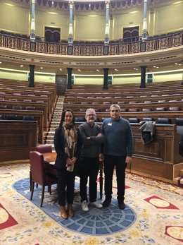 El presidente y la vicepresidenta de PACMA, Javier Luna y Cristina García, y el diputado de Sumar Carlós Martín.