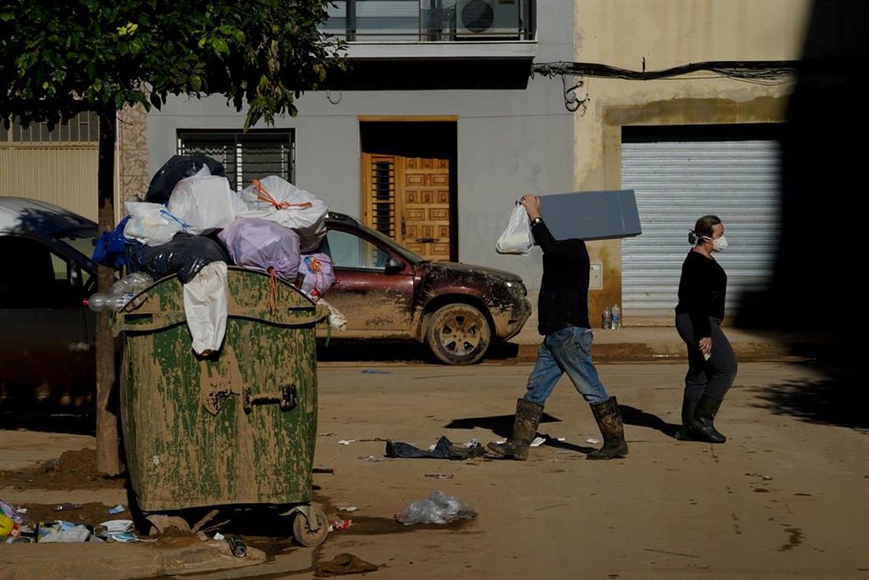Archivo - Un cubo de basura lleno en el día 13 tras el paso de la DANA por Valencia, a 11 de noviembre de 2024, en Algemesí, Valencia, Comunidad Valenciana (España).   