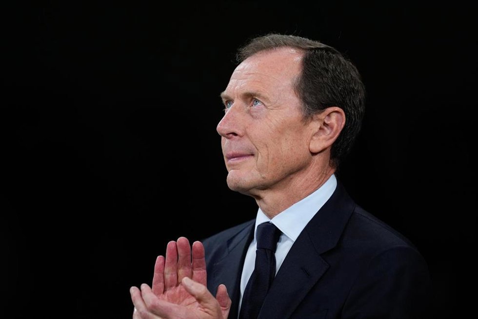 Archivo - El exjugador y el director de Relaciones Institucionales del Real Madrid, Emilio Butragueño.