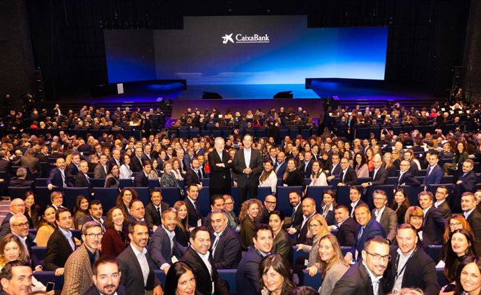El presidente de CaixaBank, Tomás Muniesa, y el consejero delegado, Gonzalo Gortázar, junto a los directivos reunidos en Barcelona.