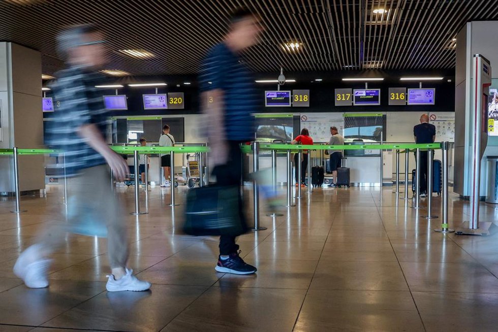 Archivo - Dos personas en el aeropuerto Adolfo Suárez-Madrid Barajas.