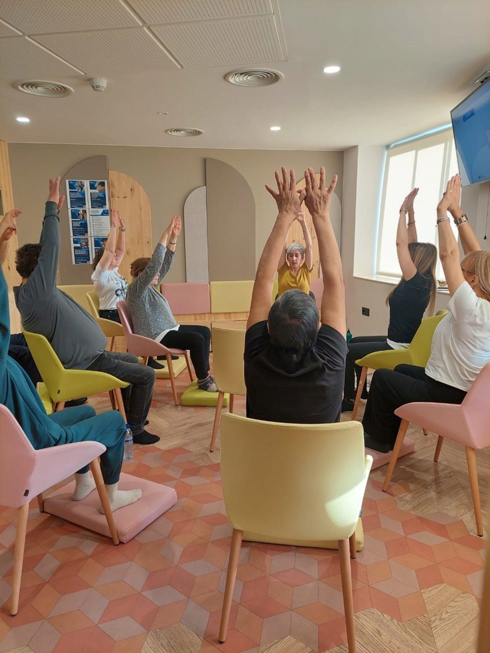 Una de las sesiones de la RED Internacional de Yoga Oncológico en elHospital Vall d'Hebron.