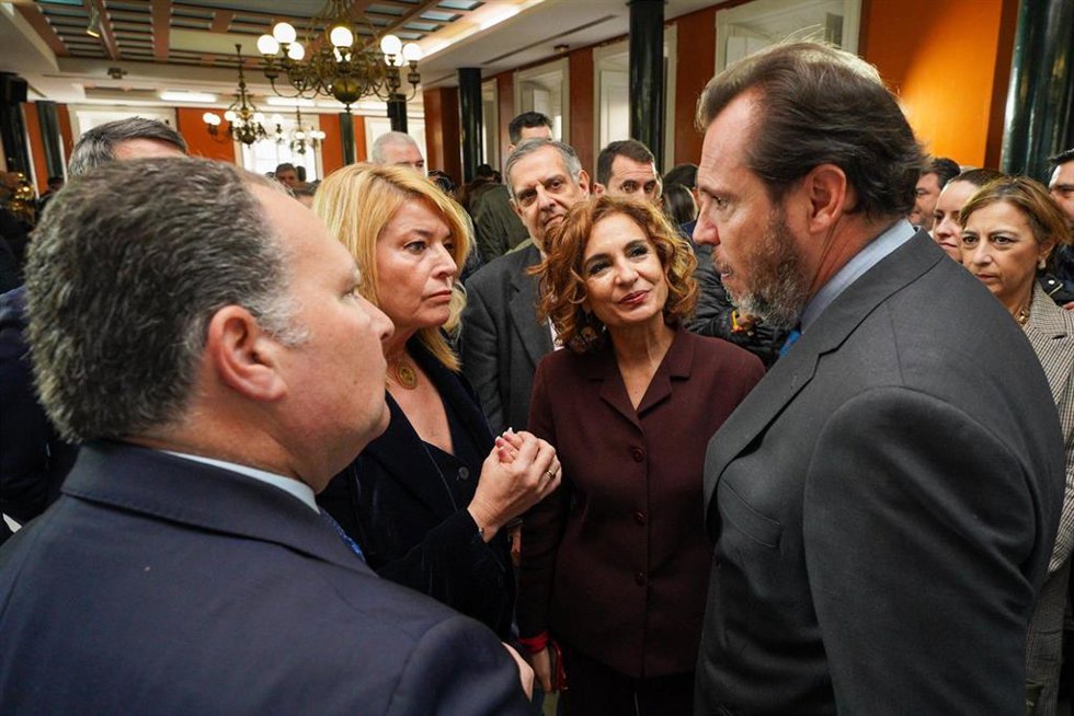 La vicepresidenta primera del Gobierno y ministra de Hacienda, María Jesús Montero, en Huelva junto al ministro de Transportes y Movilidad Sostenible, Óscar Puente, la alcaldesa de Huelva, Pilar Miranda, y el presidente de la Diputación, David Toscano.
