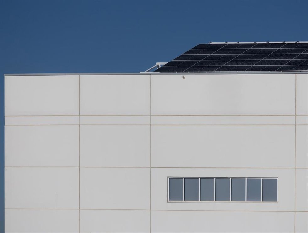 Archivo - Placas solares en el complejo tecnológico de Móstoles, a 15 de diciembre de 2023, en Móstoles, Madrid (España). Los paneles solares fotovoltaicos están formados por celdas capaces de convertir la luz solar en energía eléctrica. España es uno d