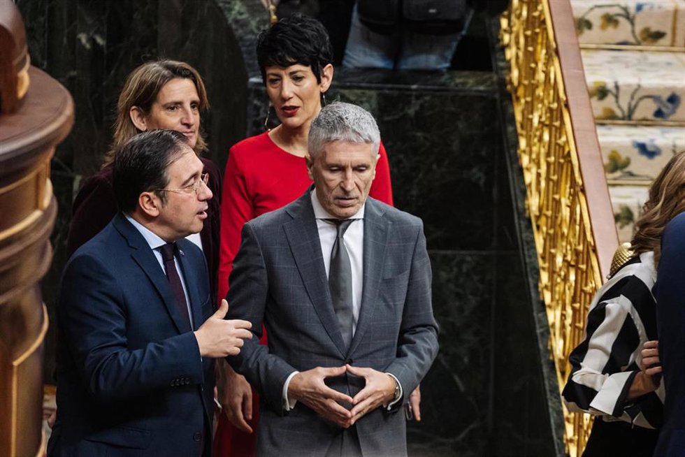 Archivo - El ministro de Asuntos Exteriores, José Manuel Albares, y el ministro del Interior, Fernando Grande-Marlaska, conversan en el Congreso de los Diputados