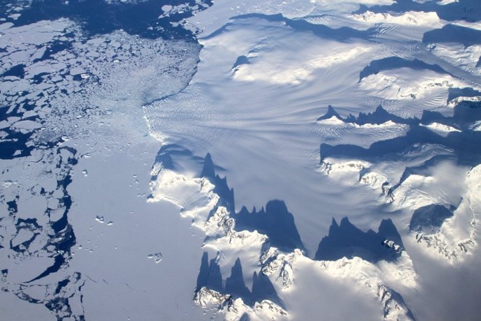 Vista áerea sobre la Antártida Occidental, con la barrera de hielo Ronne a la izquierda