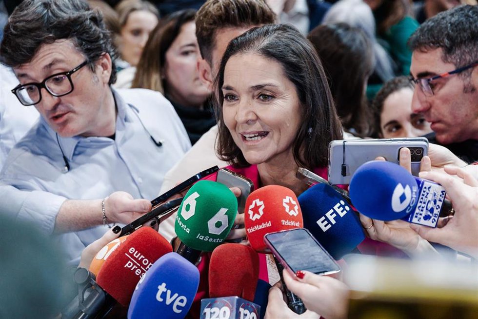 La portavoz del PSOE en el Ayuntamiento de Madrid, Reyes Maroto, ofrece declaraciones a los medios, en Ifema Madrid, a 24 de enero de 2025, en Madrid (España).