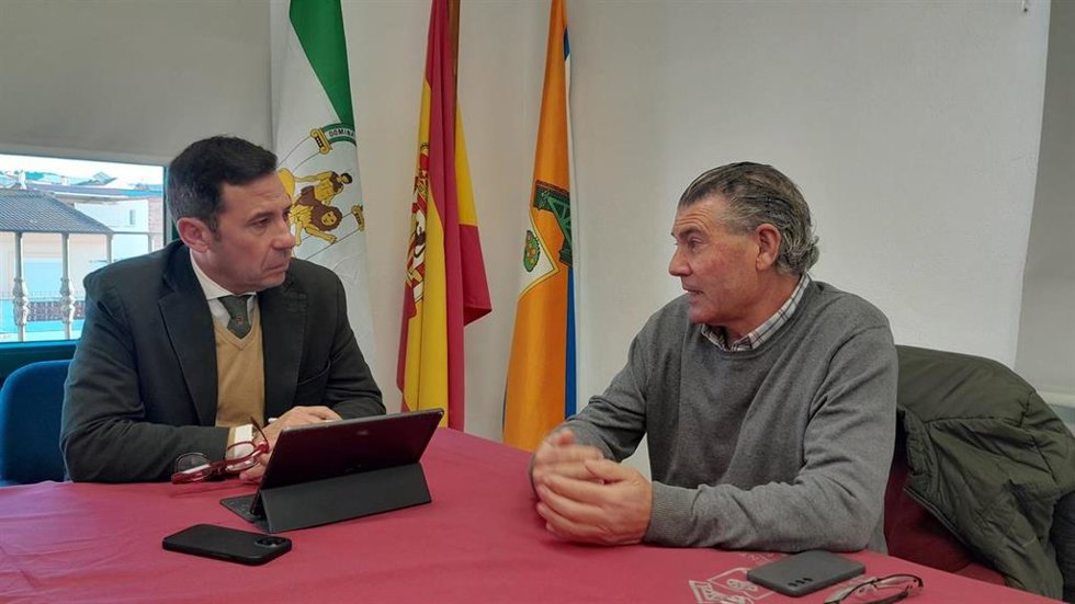 El subdelegado de la Junta de Andalucía en el Campo de Gibraltar, Javier Ros, con el alcalde de San Martín del Tesorillo, Jesús Fernández.