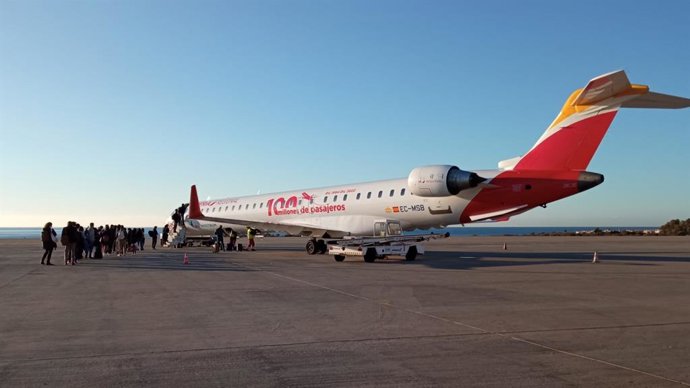 Archivo - Pasajeros toman un vuelo en el Aeropuerto de Almería.