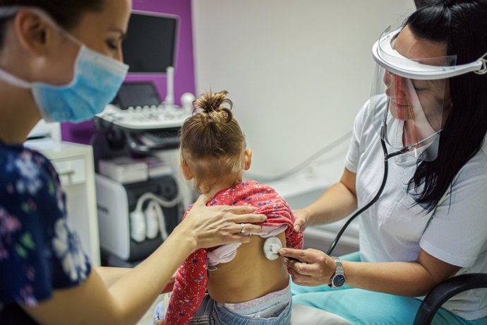 Archivo - Madre con el niño al médico durante la pandemia de virus. Covid-19, coronavirus