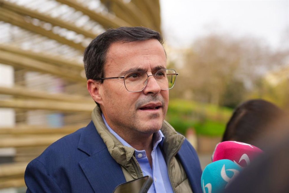 El secretario general del PSOE de Extremadura, Miguel Ángel Gallardo, en declaraciones a los medios de comunicación, en una imagen de archivo.