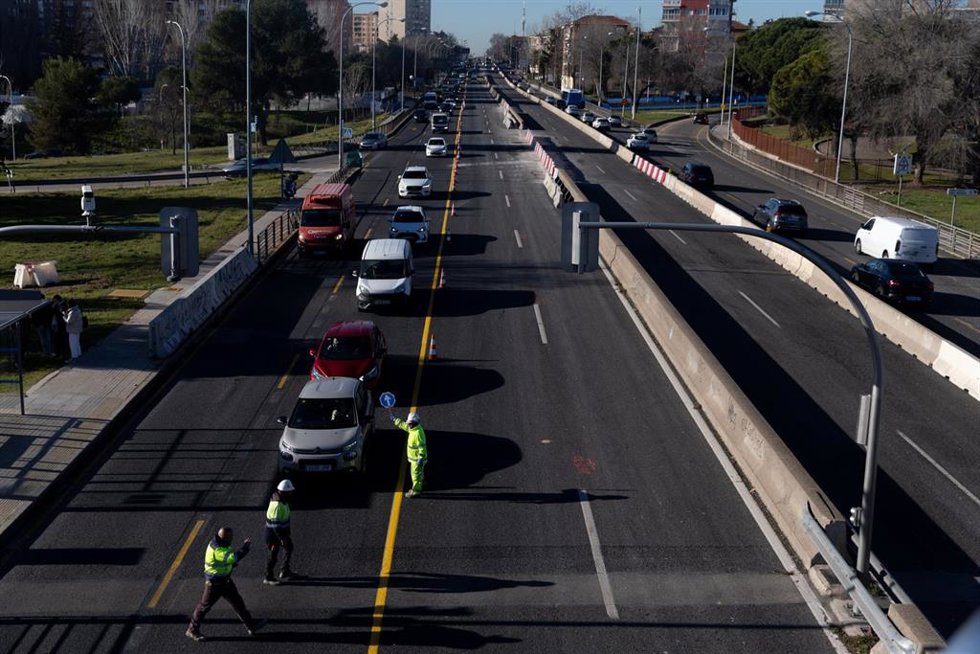 Varios vehículos circulan en la A-5,