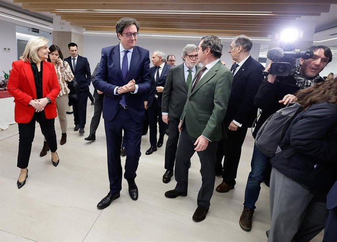 El ministro ministro para la Transformación Digital y Función Pública, Óscar López, y el presidente de CEOE, Antonio Garamendi, participan en una jornada sobre Ciberseguridad organizada por Incibe, a 31 de enero de 2025, en Burgos.