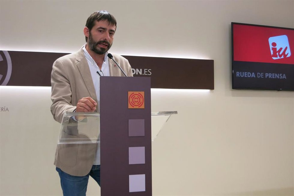Archivo - El portavoz de IU, Álvaro Sanz.