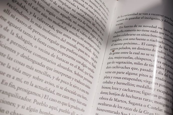 Archivo - Un página de un libro de la campaña ‘Asienta la lectura-siéntate a leer’, en la Calle Goya 1, a 20 de marzo de 2023, en Madrid (España).  En vísperas de la celebración del Día del libro, el Ayuntamiento de Madrid promueve la lectura con la campa