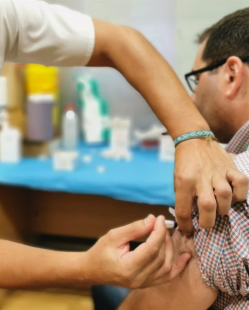 Personal sanitario administra un vacuna en una imagen de archivo