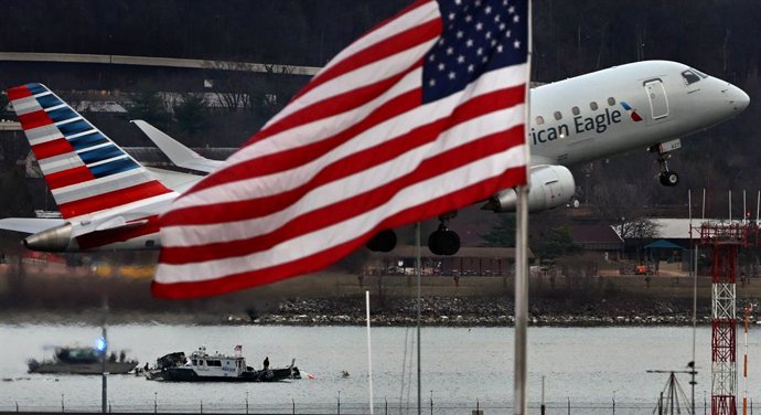 January 31, 2025, Washington, Dc, USA: Flights take off over crash site of an American Airlines plane and an Army Black Hawk helicopter that collided and crashed into the Potomac River near Reagan National Airport in Arlington VA on January 30, 2025. All 