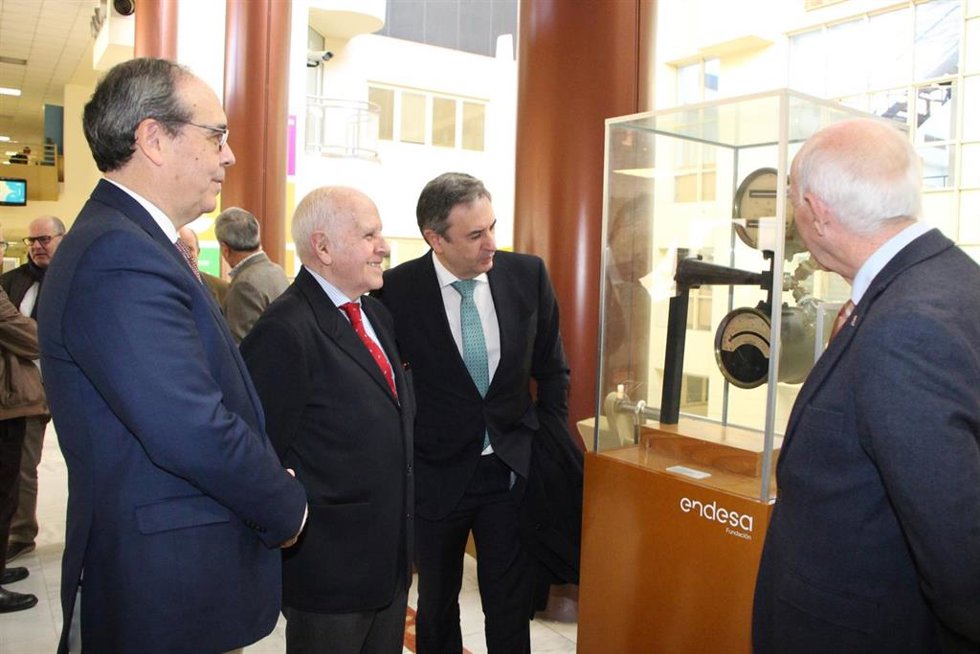 La US acoge una exposición sobre la evolución tecnológica en el sector eléctrico en Andalucía.