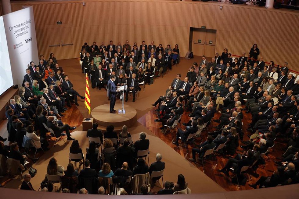 El presidente de la Generalitat de Cataluña, Salvador Illa, interviene durante una conferencia en el Paraninfo de la Escuela Industrial de Barcelona, a 31 de enero de 2025, en Barcelona, Cataluña (España). Durante la conferencia, Illa ha presentado su p