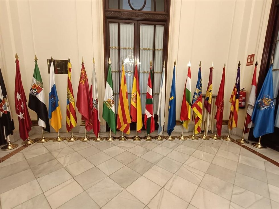 Archivo - Banderas de las Comunidades Autónomas (CCAA)