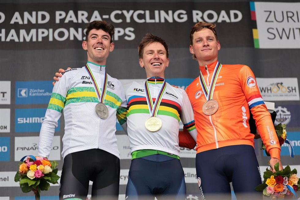Archivo - Ben O'Connor, Tadej Pogacar y Mathieu van der Poel en el podio de la prueba en ruta del Mundial de ciclismo de Zúrich.