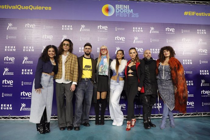 Los finalistas del Benidorm Fest 2025, Daniela Blasco, Kuve, Mawot, Lachispa, Mel Ömana, J Kbello y Lucas Bun, durante una rueda de prensa con los finalistas del Benidorm Fest 2025, en el Mirador del Castillo, a 31 de enero de 2025, en Benidorm, Alicante 