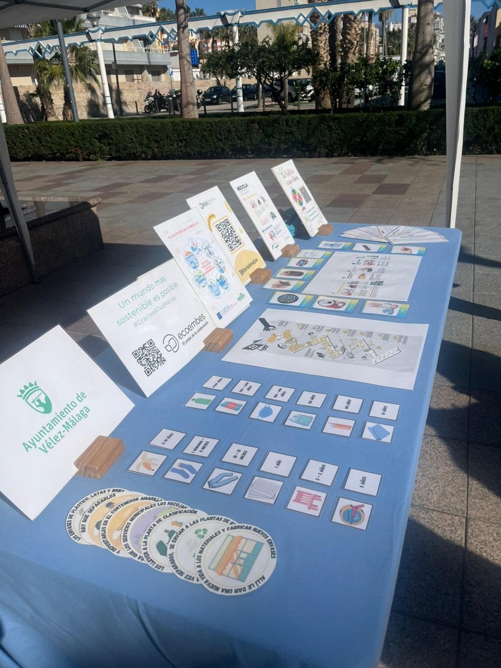 La Diputación fomenta la separación de residuos con una campaña informativa en Vélez-Málaga