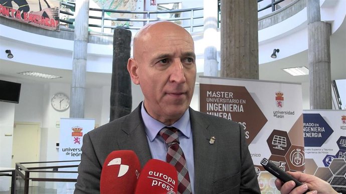 El alcalde de León, José Antonio Diez, atiende a los medios.