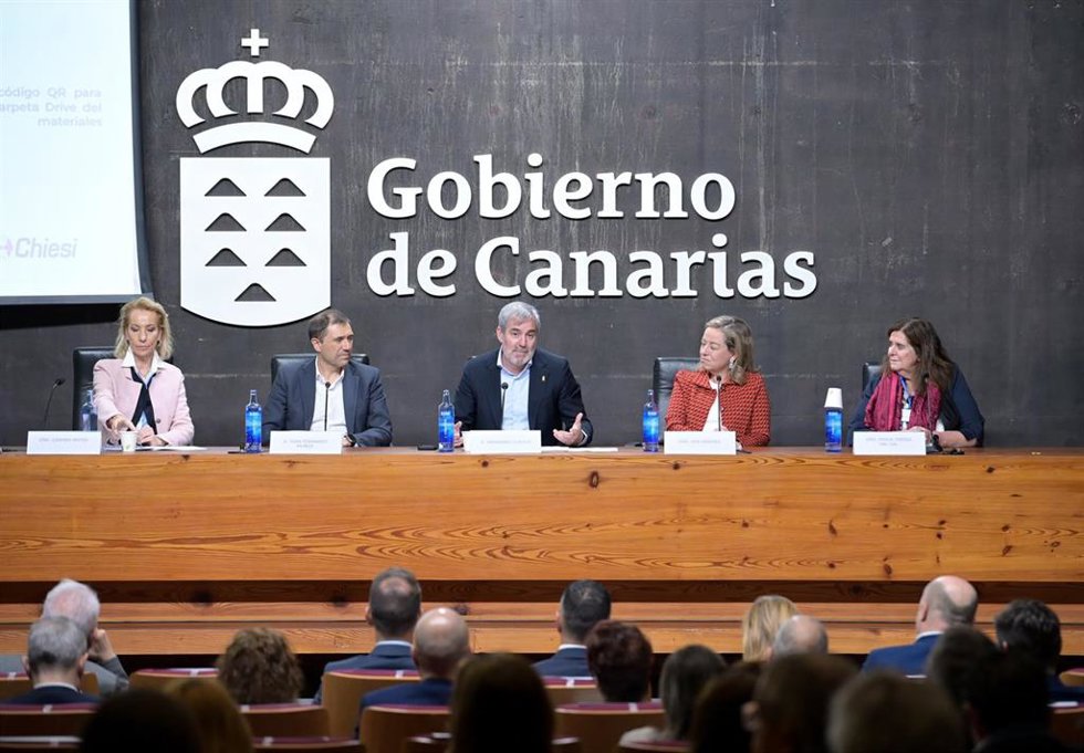 Políticos y expertos sanitarios debaten en Tenerife en torno a la IA: "Canarias debe y puede ser líder"
